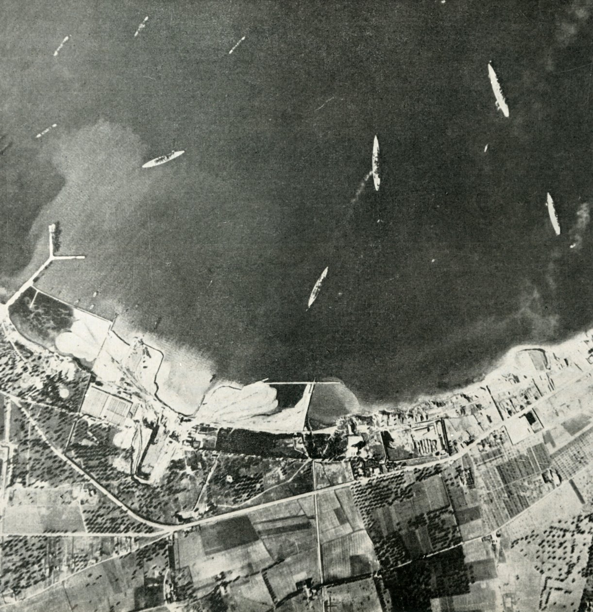 Navi da guerra britanniche al largo della costa maltese, Seconda Guerra Mondiale, 1940-1942 1944 da Unbekannt