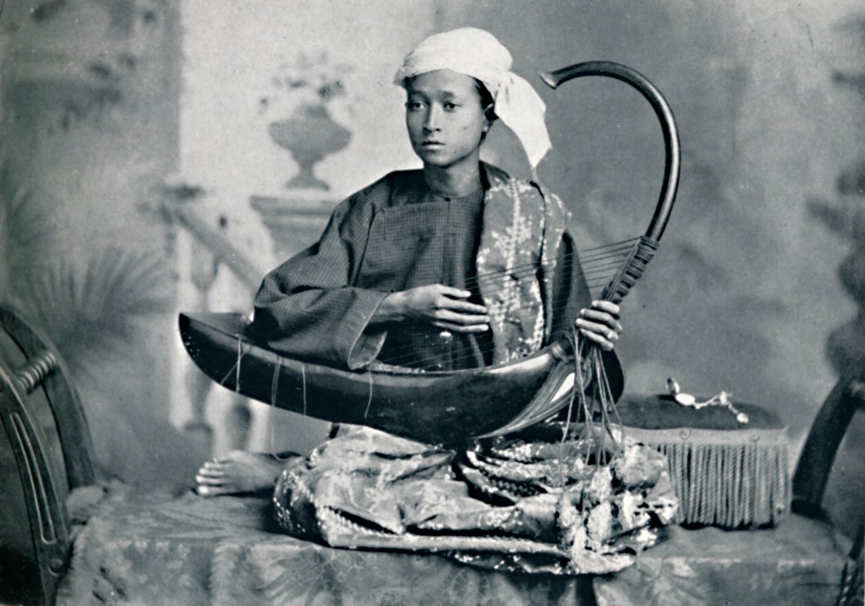 Suonatore di arpa birmano, 1902 da Unbekannt