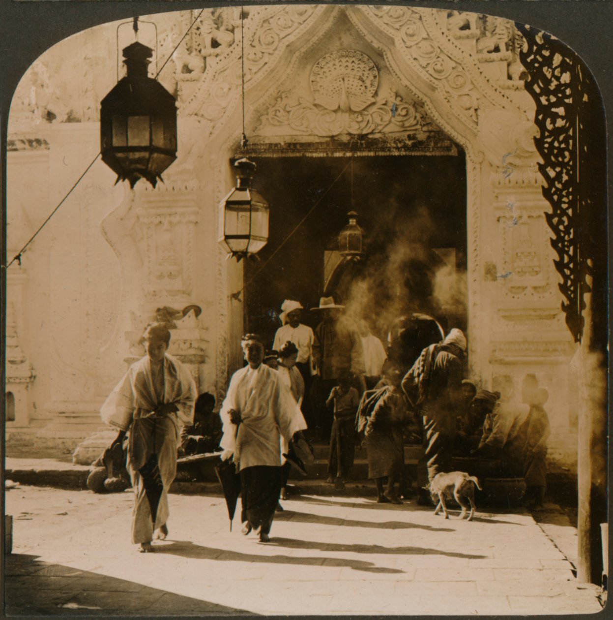 Signore birmane in cammino verso il bazar, Mandalay, Birmania, 1907 da Unbekannt