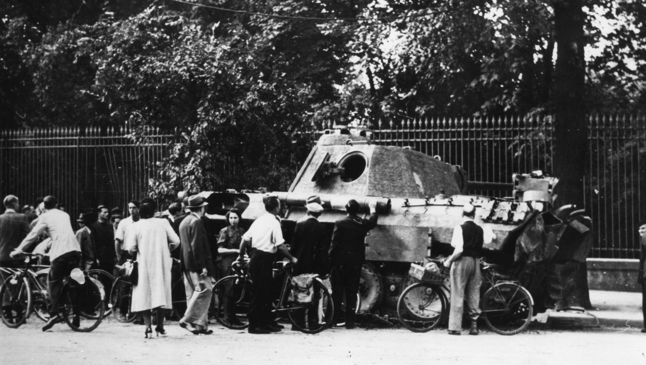 Spettatori che esaminano un carro armato abbandonato sulla Rue de Medicis, liberazione di Parigi, agosto 1944 da Unbekannt