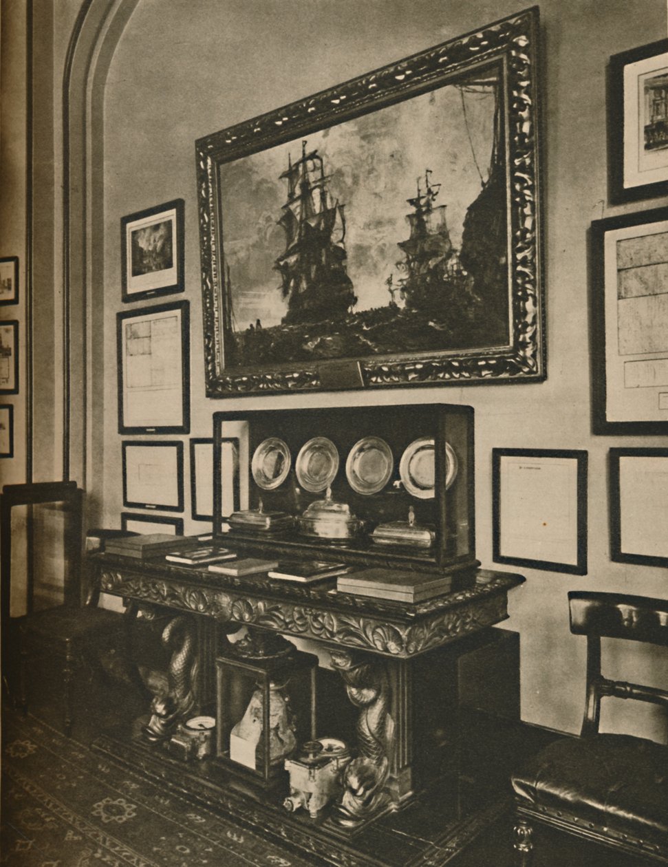 Gabinetto di reliquie di Nelson nella sala del comitato di Lloyds, c1935 da Unbekannt