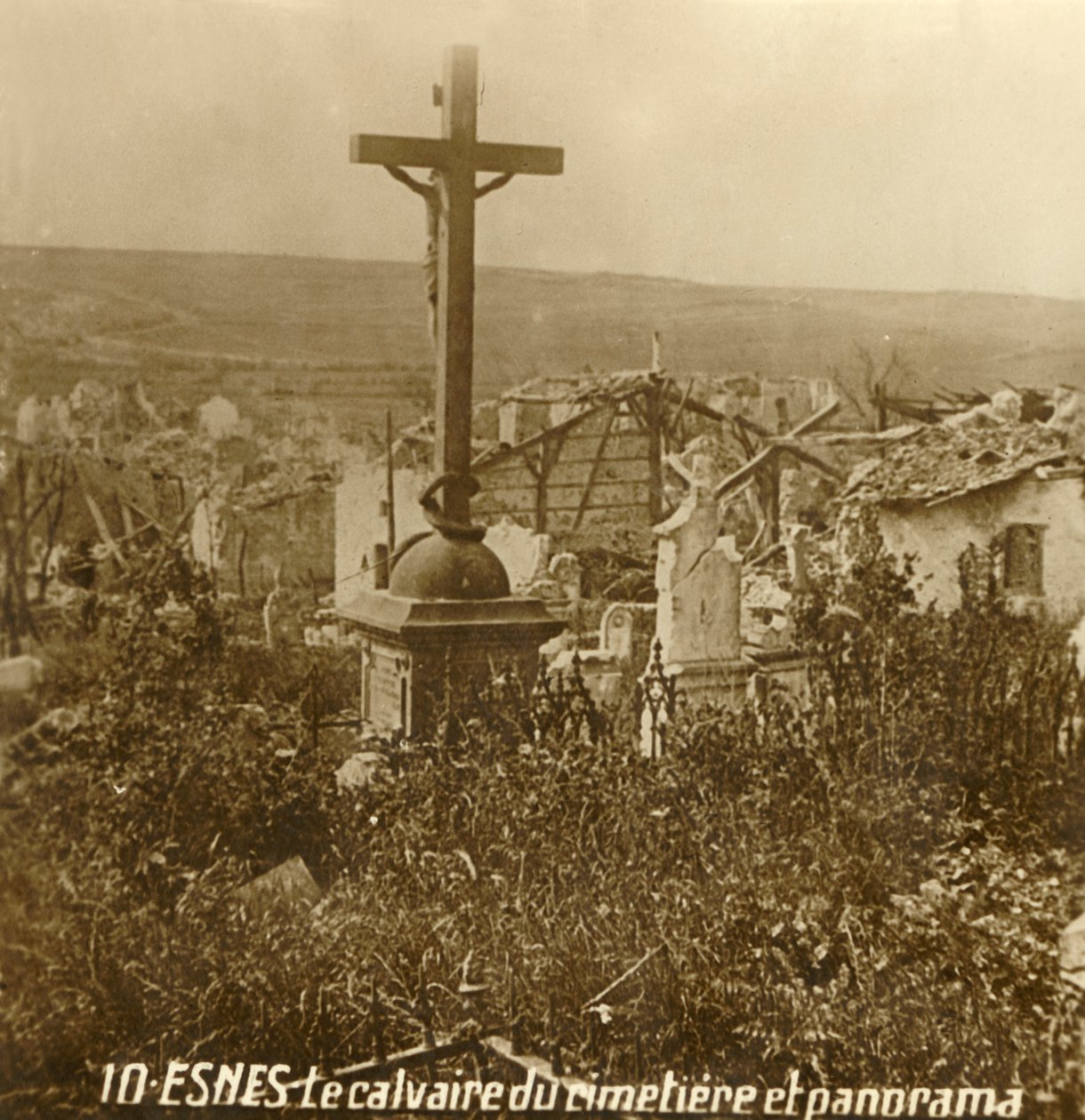 Calvario al cimitero di Esnes, Francia settentrionale, c1914-c1918 da Unbekannt