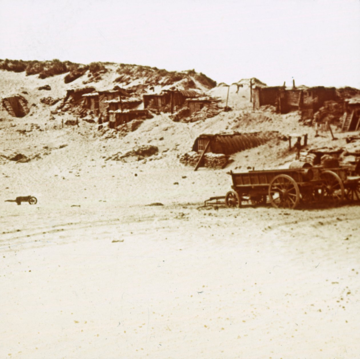Accantonamento nelle dune, Koksijde, Fiandre, Belgio, c1914-c1918 da Unbekannt