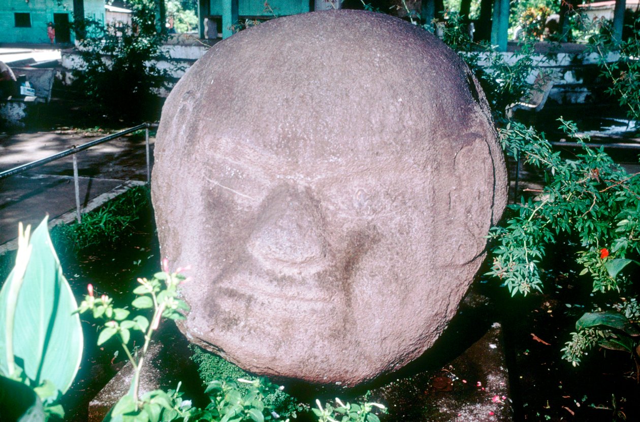 Testa monolitica scolpita da Monte Alto, Guatemala, periodo precolombiano, periodo preclassico, 1500-100 a.C. da Unbekannt