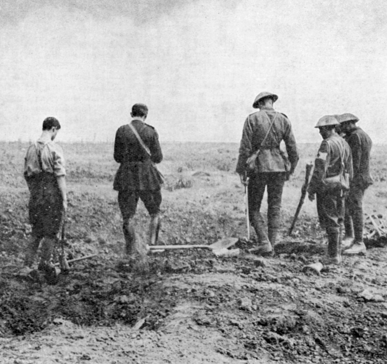 Cappellano che conduce il servizio funebre sul campo mentre il gruppo di sepoltura rende omaggio, c1916 da Unbekannt