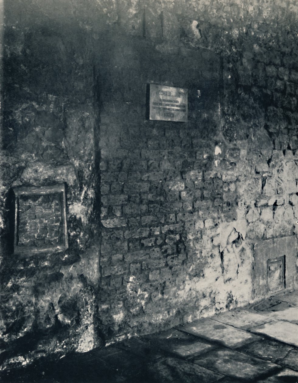 Certosa. Sportello del cibo e ingresso della cella di un monaco, nel chiostro, 1925 da Unbekannt