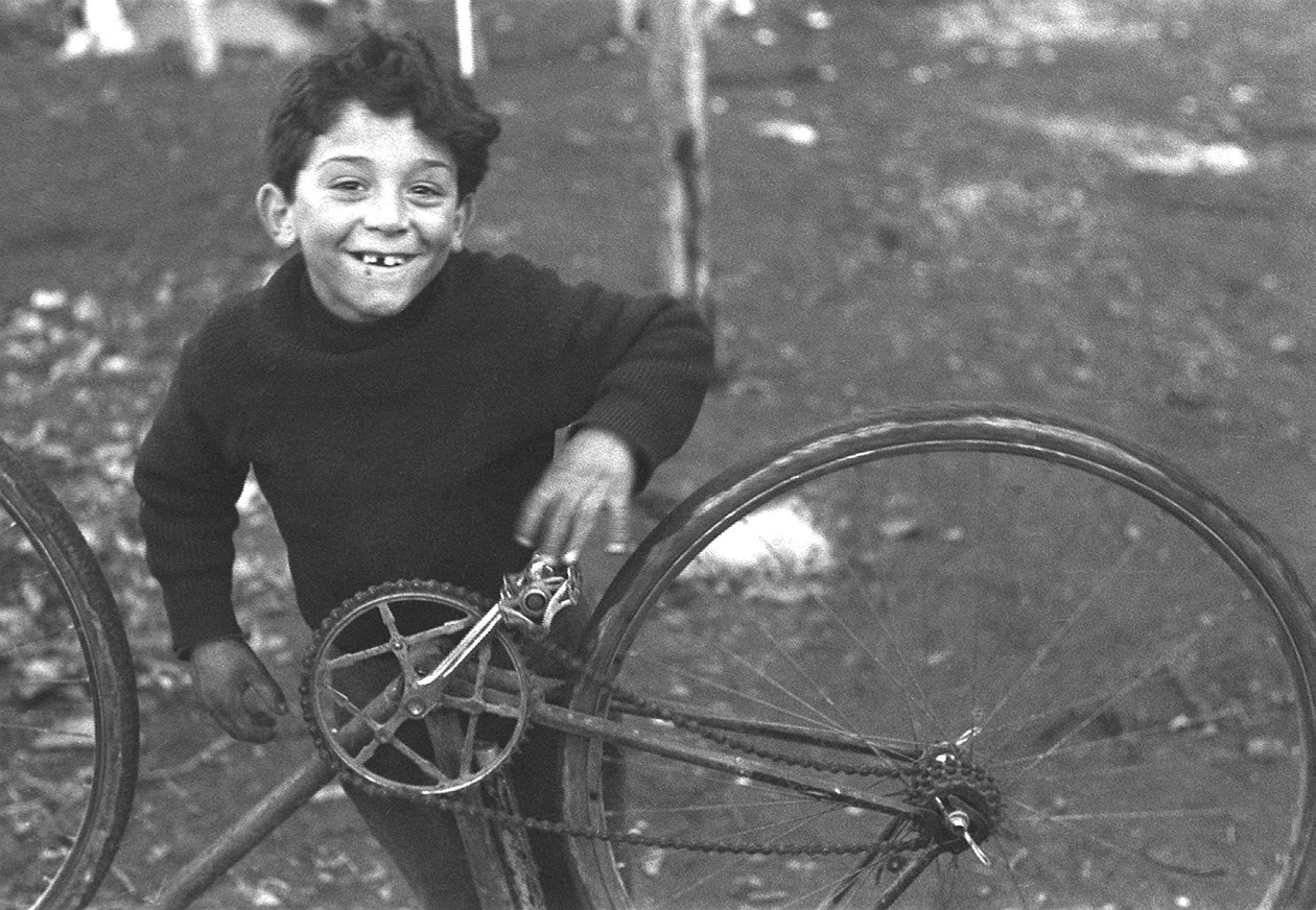 Bambino che ripara una bicicletta, Borghetto Nomentano, Roma, Italia da Unbekannt
