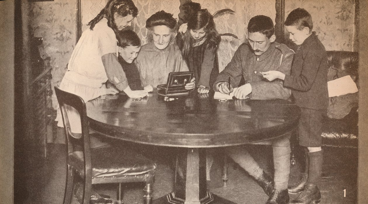 Bambini che svuotano i loro salvadanai per investire in prestiti di guerra, c1917, 1935 da Unbekannt