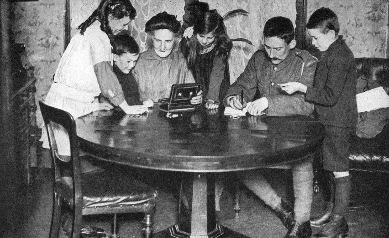 Bambini che svuotano i loro salvadanai per investire in obbligazioni di guerra, 1936 da Unbekannt