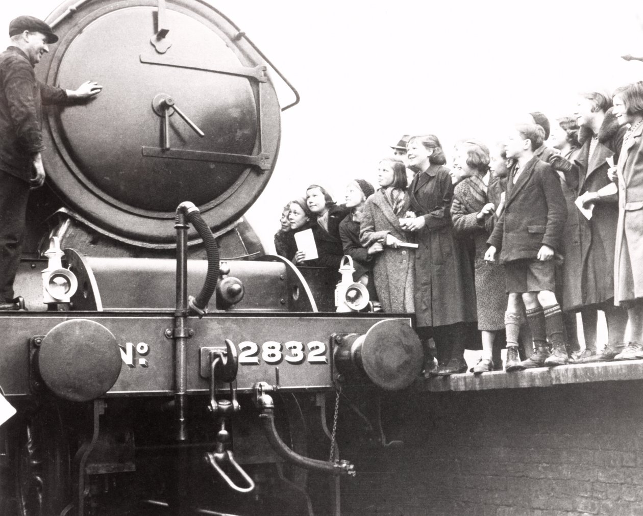 Bambini che guardano una locomotiva a vapore, 3 marzo 1936 da Unbekannt