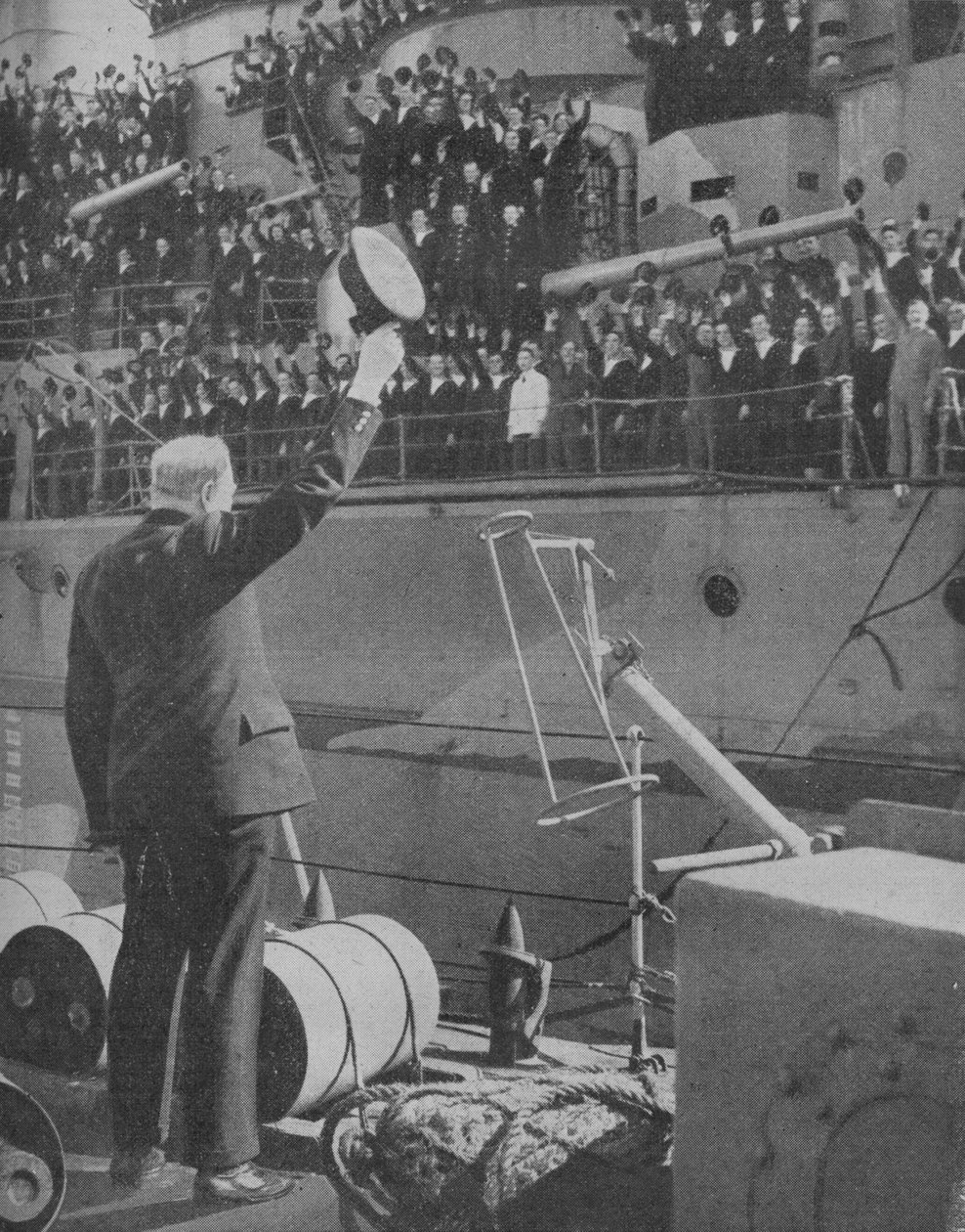 Churchill risponde agli applausi dell