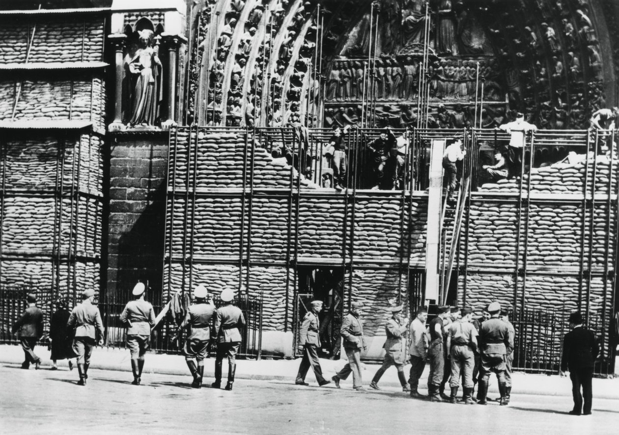 Rimozione della protezione di sacchi di sabbia dalla facciata di Notre Dame, Parigi occupata dai tedeschi da Unbekannt