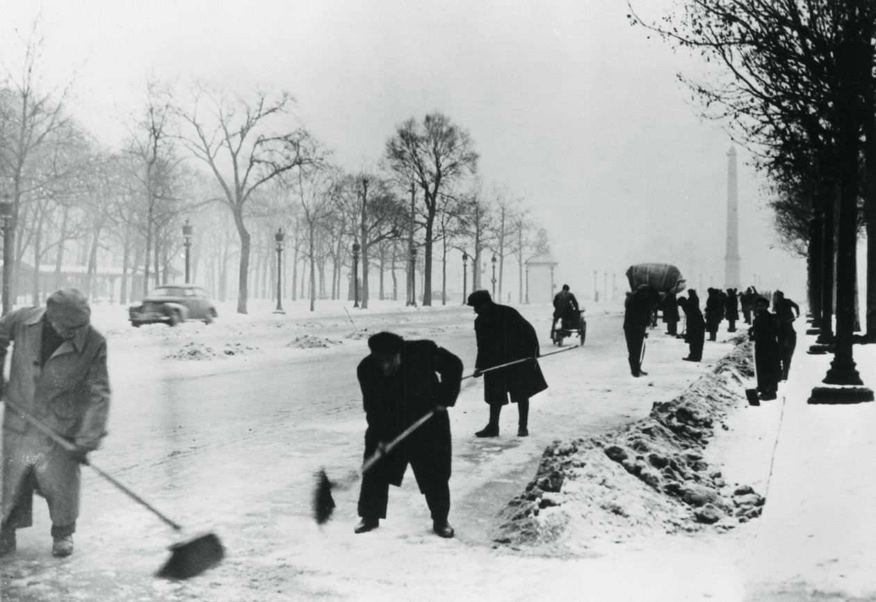 Pulizia della neve sugli Champs Elysees, Parigi occupata dai tedeschi, inverno, 1941 da Unbekannt