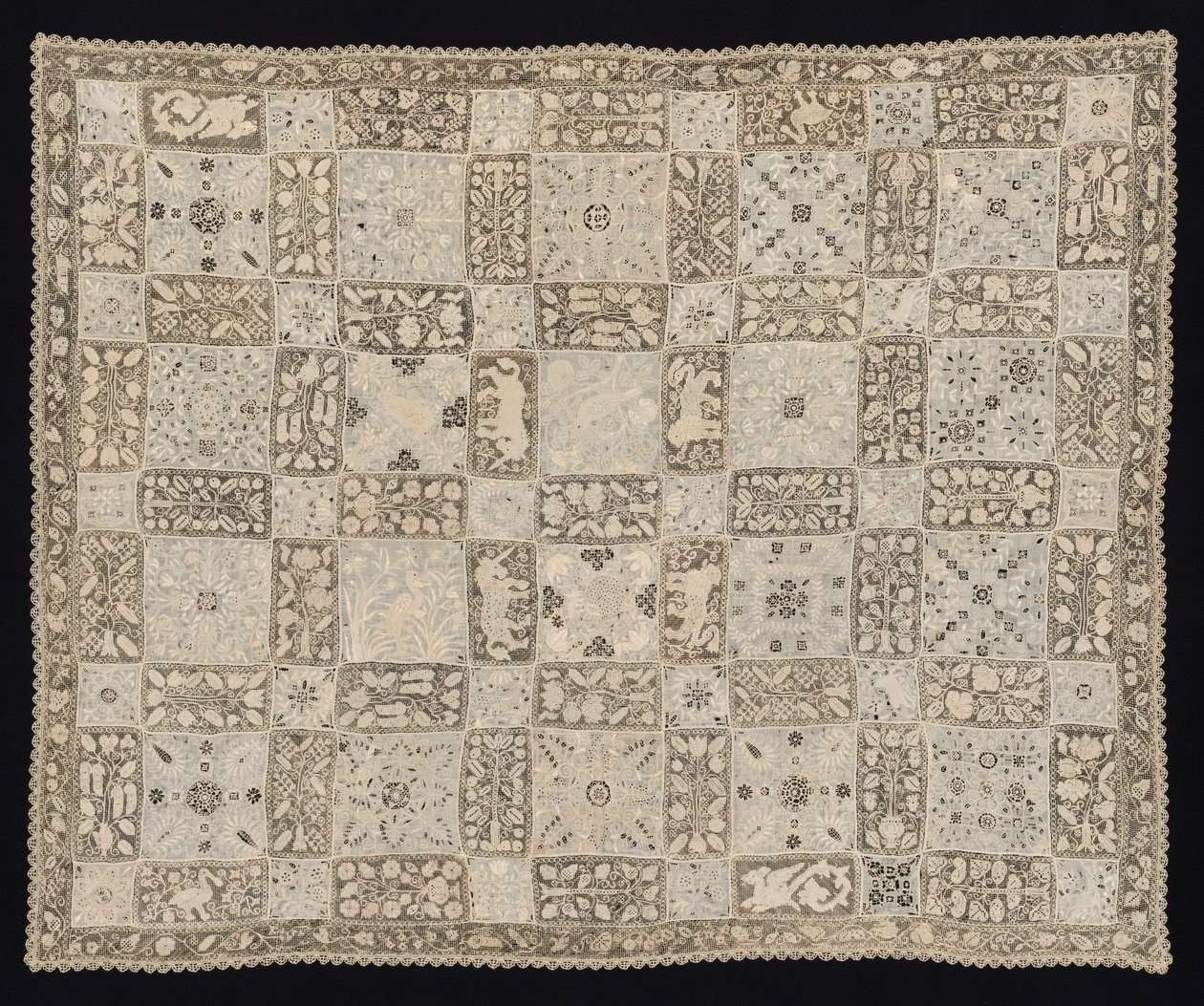 Tessuto con unicorni, draghi, altri animali e motivi floreali, 1800s da Unbekannt