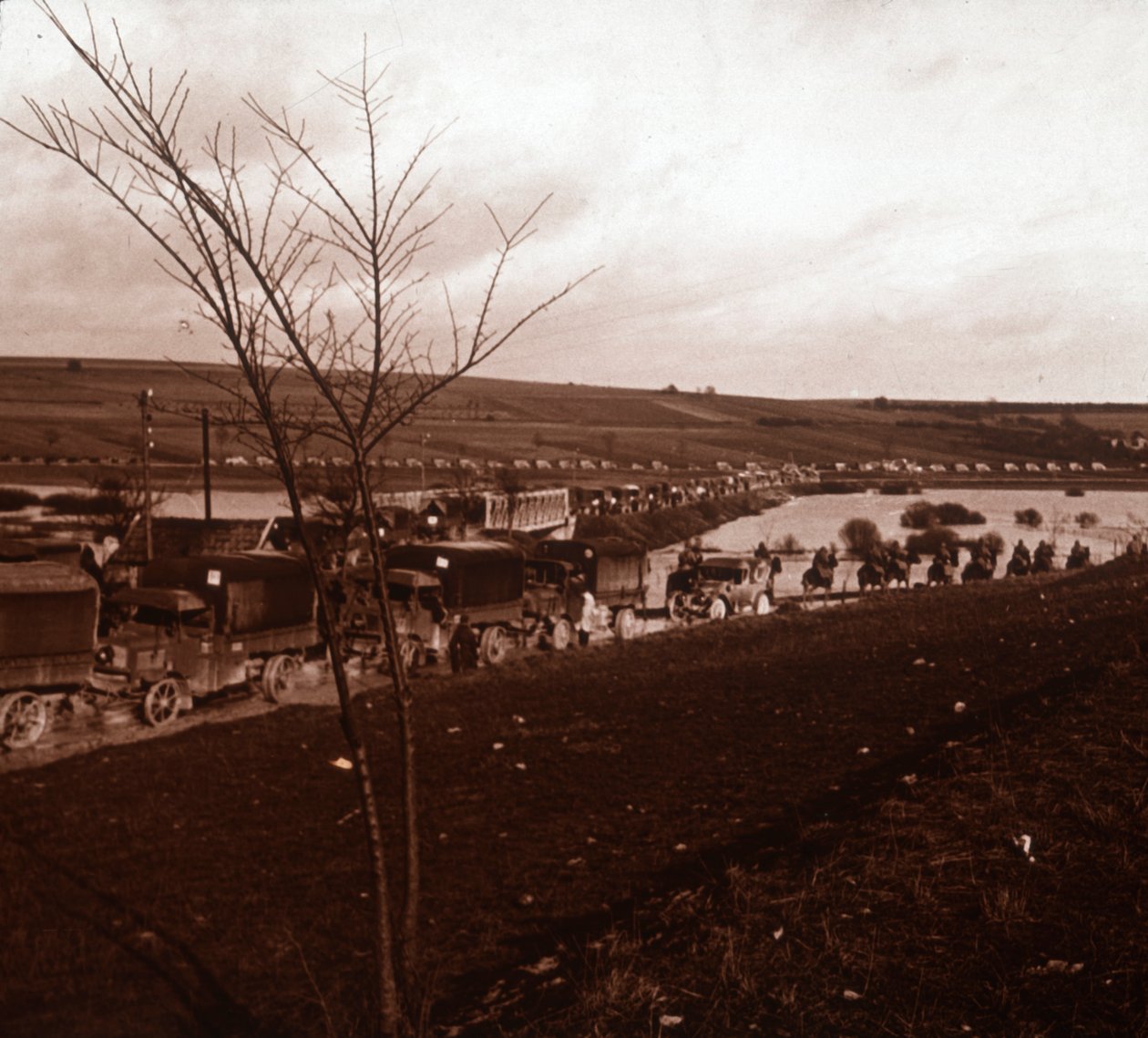 Colonna di camion, Verdun, Francia settentrionale, c1914-c1918 da Unbekannt