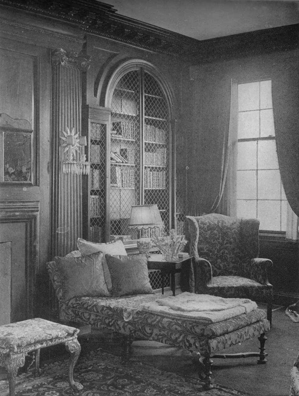 Angolo confortevole nella biblioteca che mostra la libreria, casa di Miss Anne Morgan, New York City, 1924 da Unbekannt