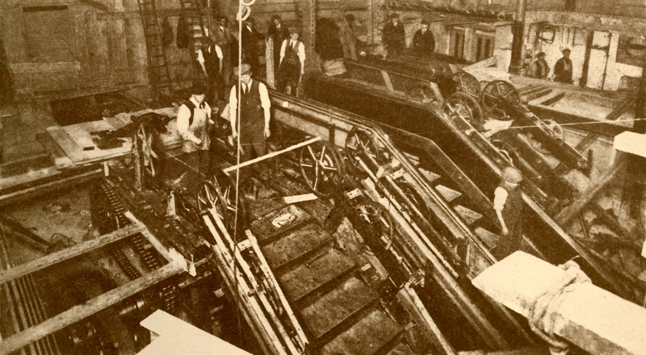 Costruzione di scale mobili alla stazione di Bank, Londra, c1930 da Unbekannt