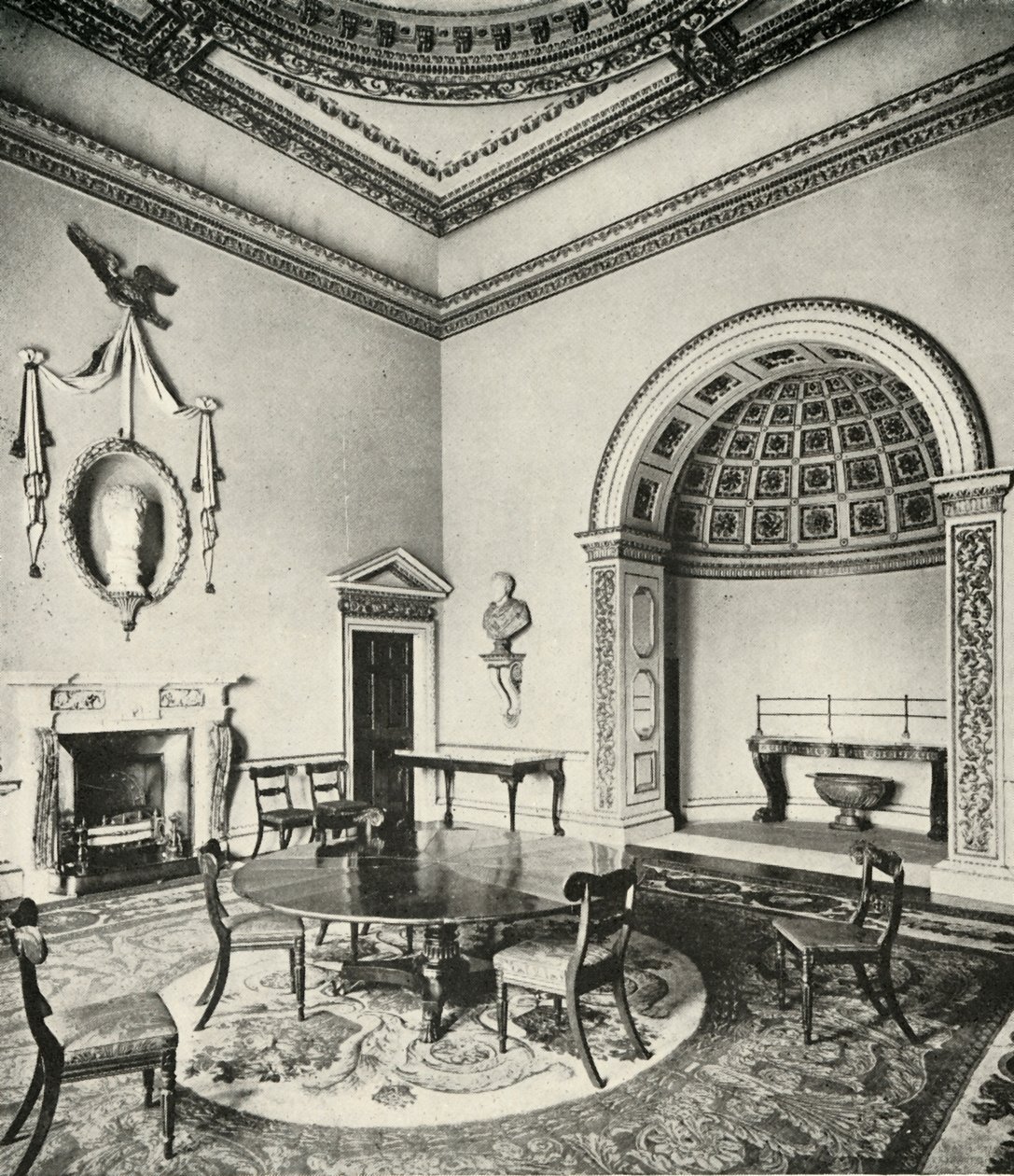 Interni a contrasto: Palladiano - La sala da pranzo, Holkham, Norfolk, di William Kent, con Regency da Unbekannt