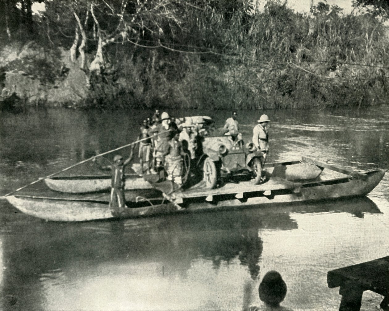 Trasporto di veicoli a motore attraverso il fiume Mbaka, Africa Orientale Tedesca, 1919 da Unbekannt