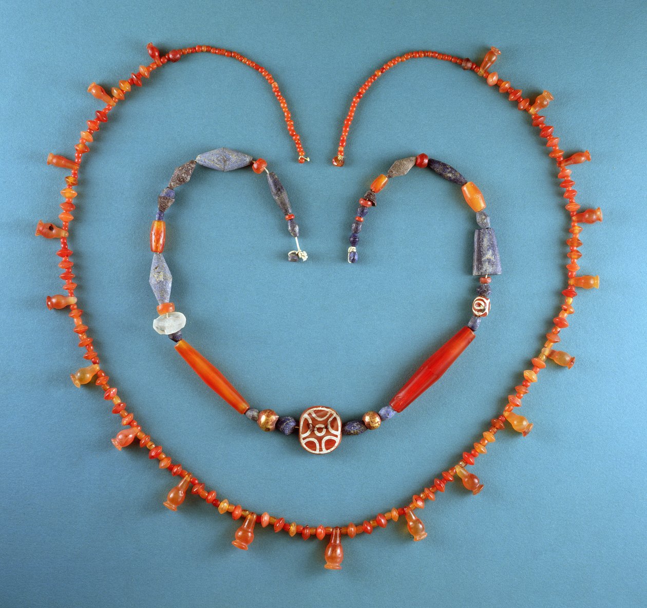 Collana di corniola da Tell Farah (Sud), Israele, c.1300 a.C.; Collana di lapislazzuli, corniola e corniola incisa da Kish, Iraq, c.2500 a.C. da Unbekannt