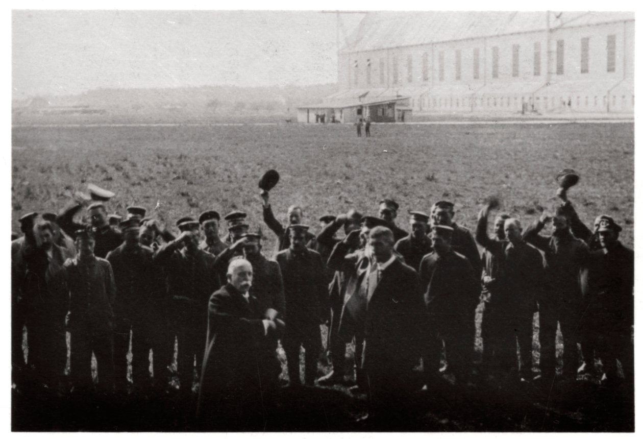 Il conte Zeppelin salutato dai membri della flotta di dirigibili navali, Germania, 1914-1917, 1933 da Unbekannt