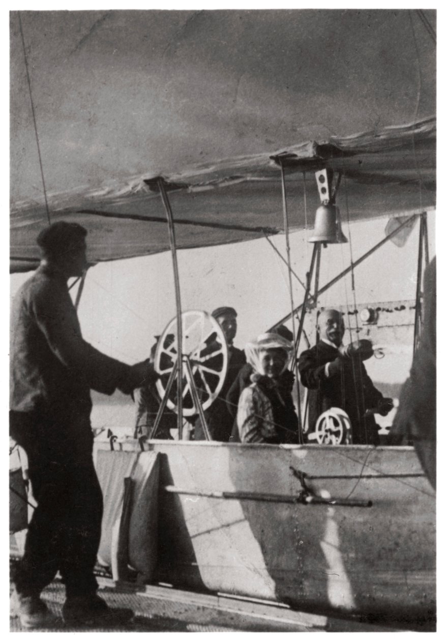 Conte Zeppelin con sua figlia nella gondola dello Zeppelin LZ3, Germania, c1906-1908, 1933 da Unbekannt