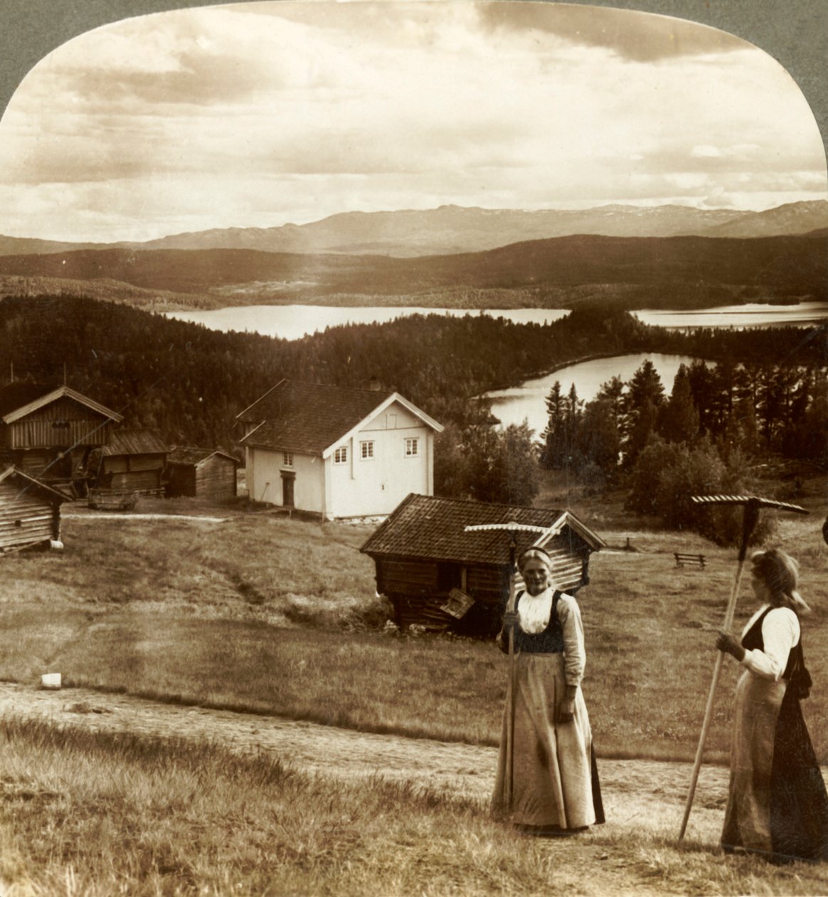 Ragazze di campagna durante la fienagione - sopra i laghi Bolkesjo e Folsjo verso i monti Himingen, Norvegia, c1905 da Unbekannt