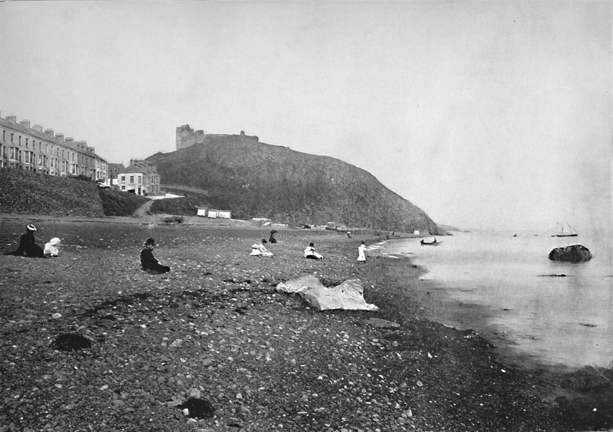 Criccieth - Vista della spiaggia e del castello, 1895 da Unbekannt