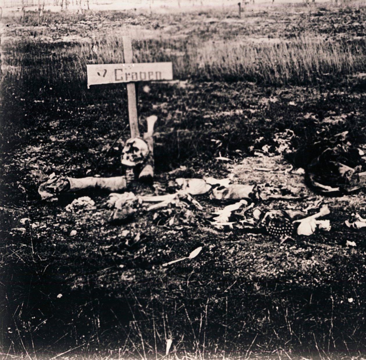 Croce e resti umani, c1914-c1918 da Unbekannt