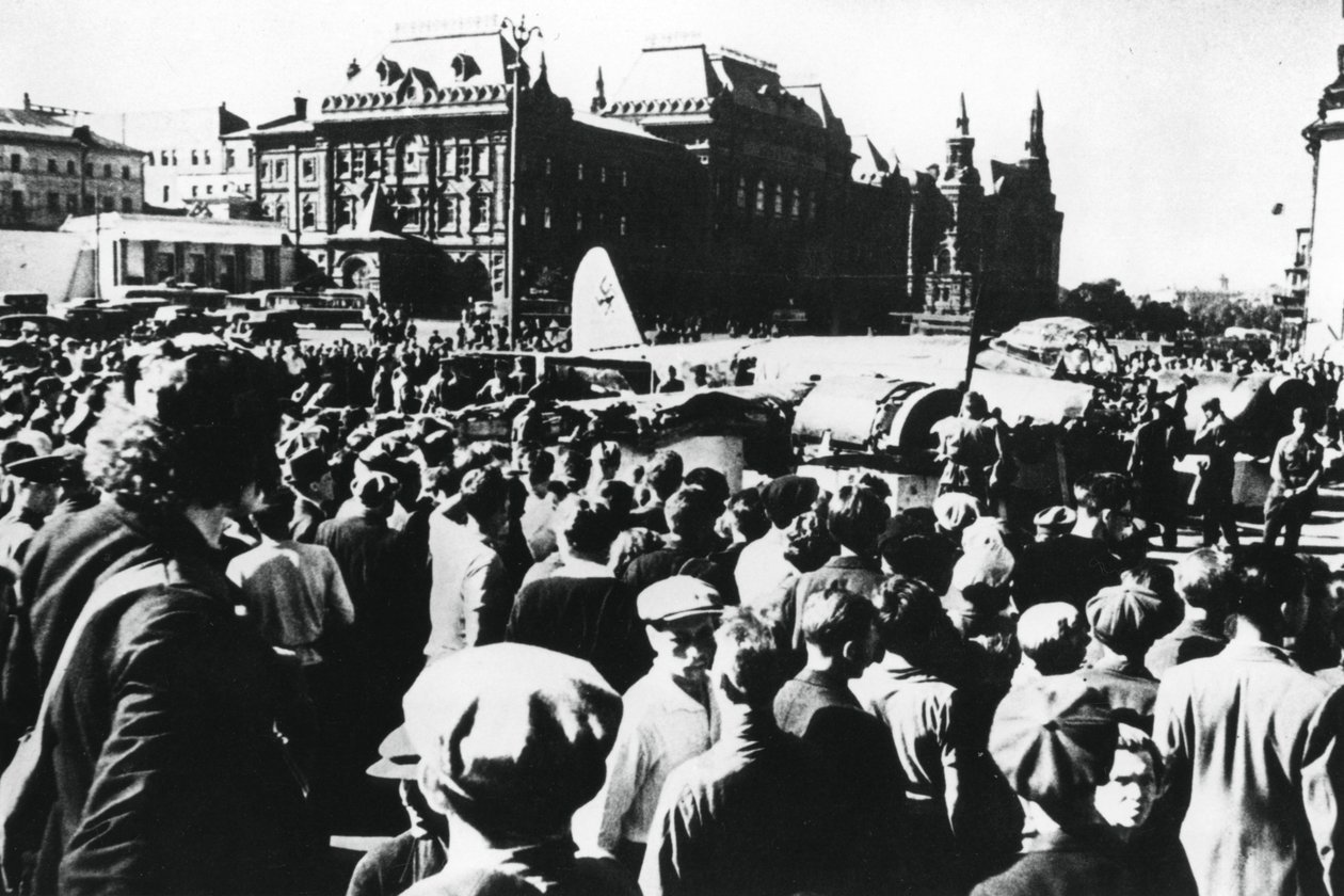 Folla intorno a un bombardiere tedesco abbattuto in mostra a Piazza Sverdlov, Mosca da Unbekannt