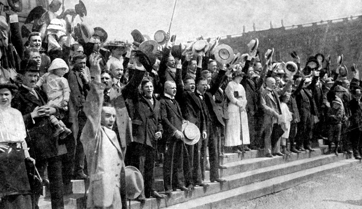 Folle che acclamano durante lo scoppio delle ostilità, febbre di guerra in Germania, Prima Guerra Mondiale, 1914 da Unbekannt