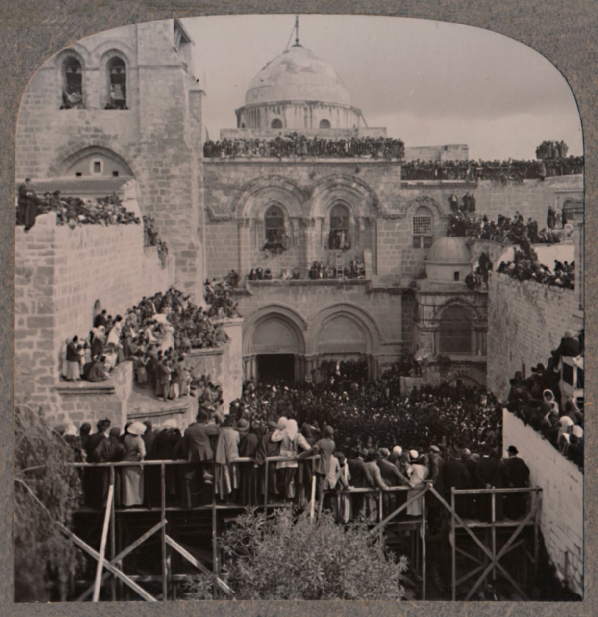 Folle che riempiono ogni nicchia della Chiesa del Santo Sepolcro, c1900 da Unbekannt
