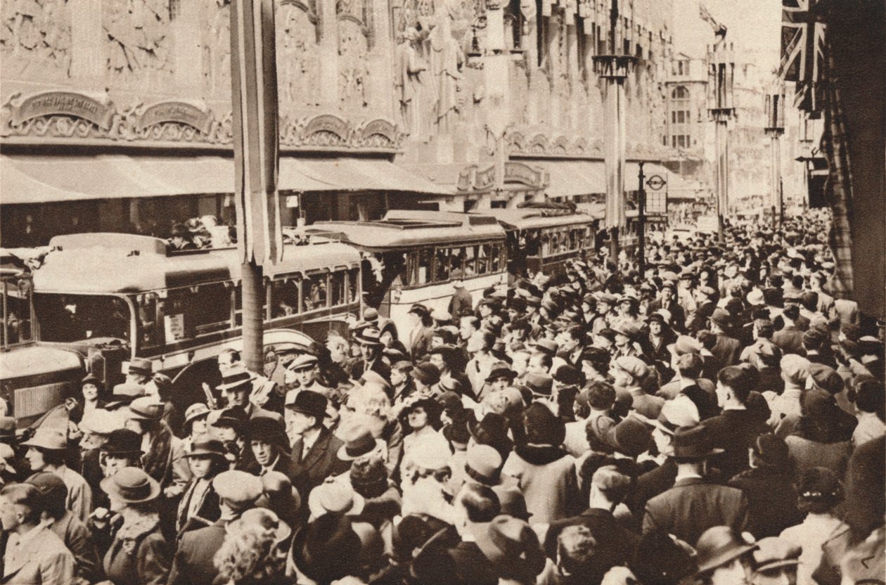 Folle su Oxford Street durante la festa bancaria che seguì l