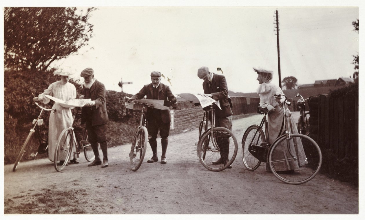 Ciclisti che guardano le mappe, c 1900 da Unbekannt