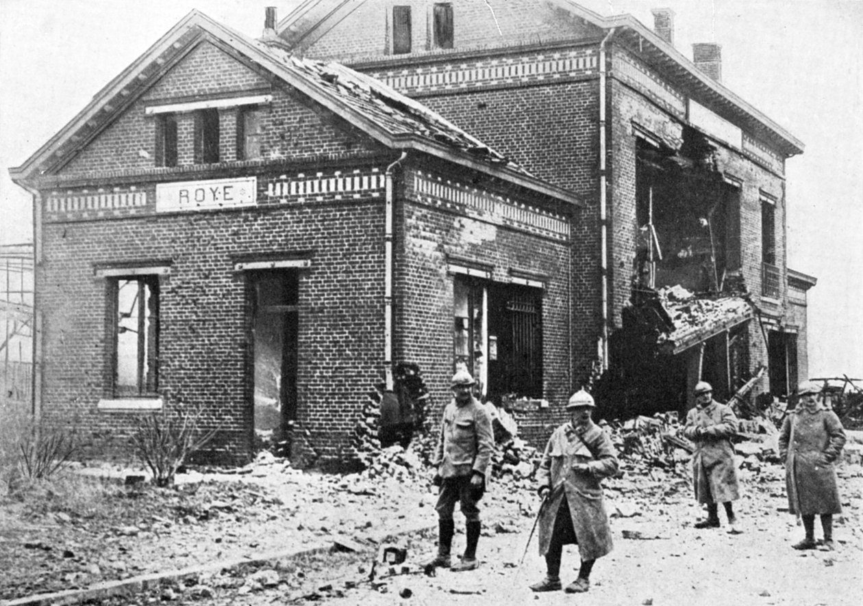 Stazione ferroviaria danneggiata a Roye, Francia, Prima Guerra Mondiale, 1918, c1920 da Unbekannt