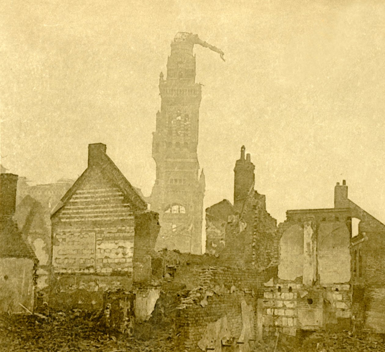 Guglia danneggiata di Notre-Dame de Brebières, Albert, Francia settentrionale, c1915-c1918 da Unbekannt
