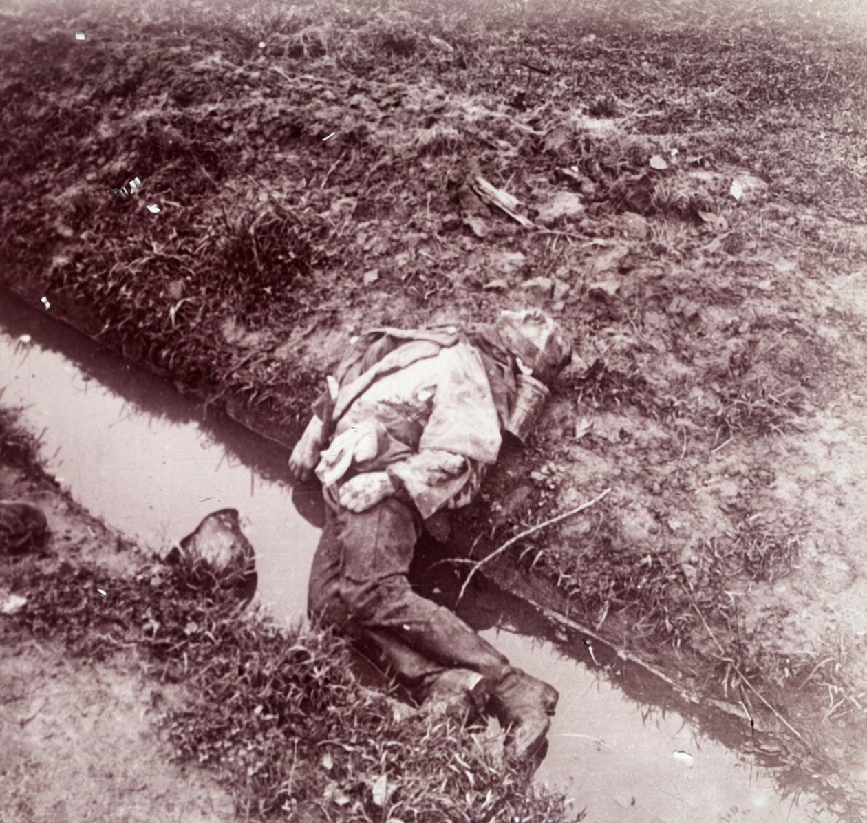 Soldato tedesco morto, Ypres, Fiandre, Belgio, c1914-c1918 da Unbekannt