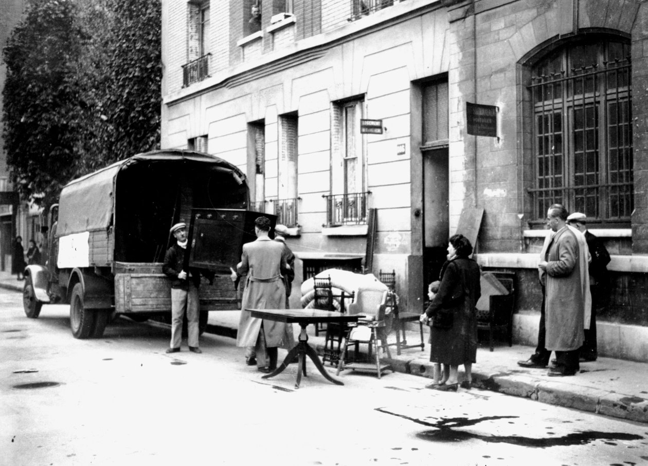 Consegna di mobili confiscati agli ebrei alle vittime dei bombardamenti della RAF, Parigi, aprile 1942 da Unbekannt