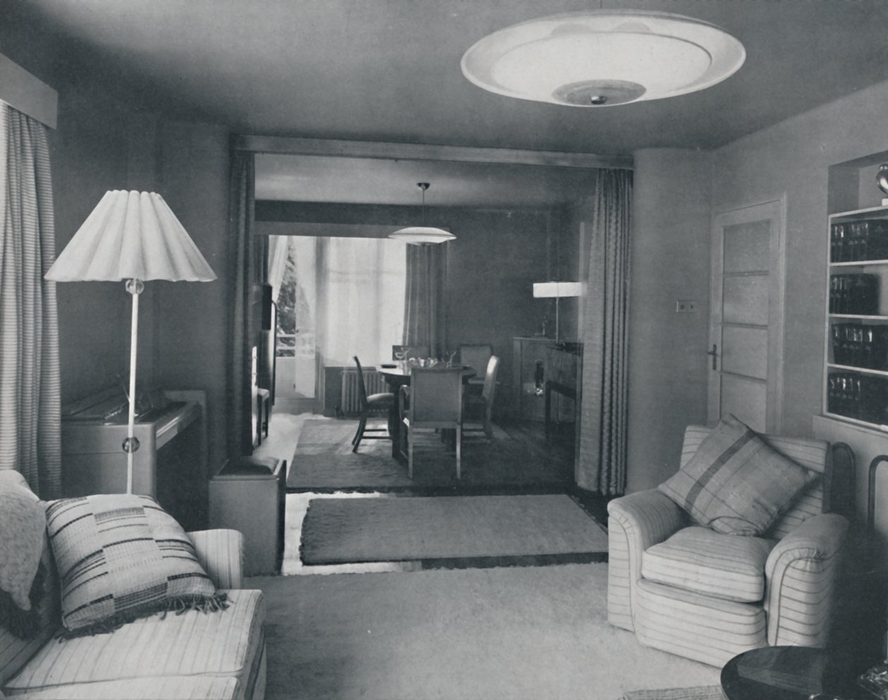 Sala da pranzo e soggiorno, divisi solo da tende pesanti in un attraente tessuto moderno, 1942 da Unbekannt