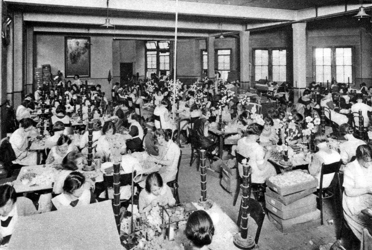 Ragazze disabili che lavorano alla Watercress and Flower Girls Christian Mission, Londra da Unbekannt