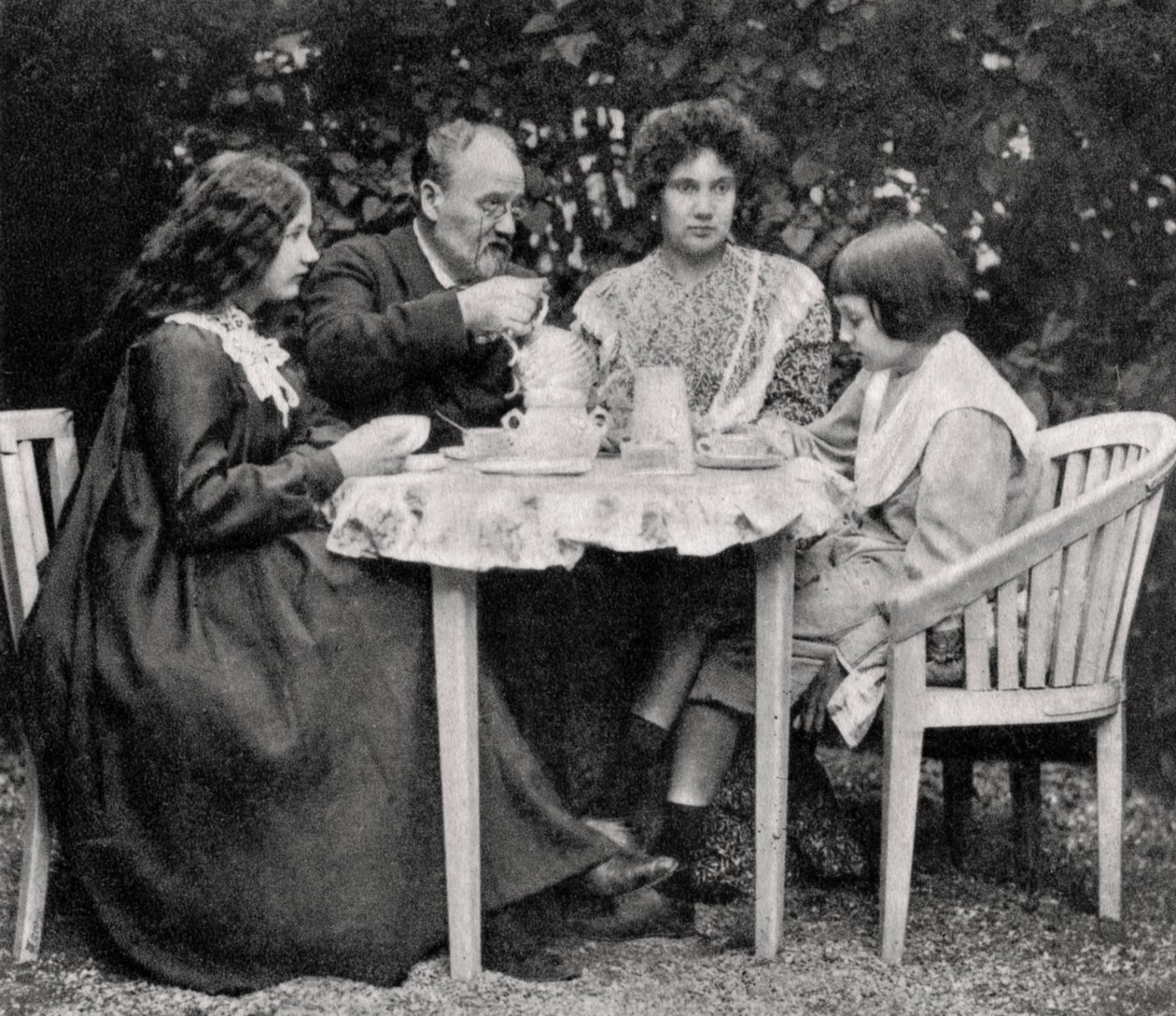 Emile Zola, romanziere francese, con la sua famiglia, 1899 da Unbekannt