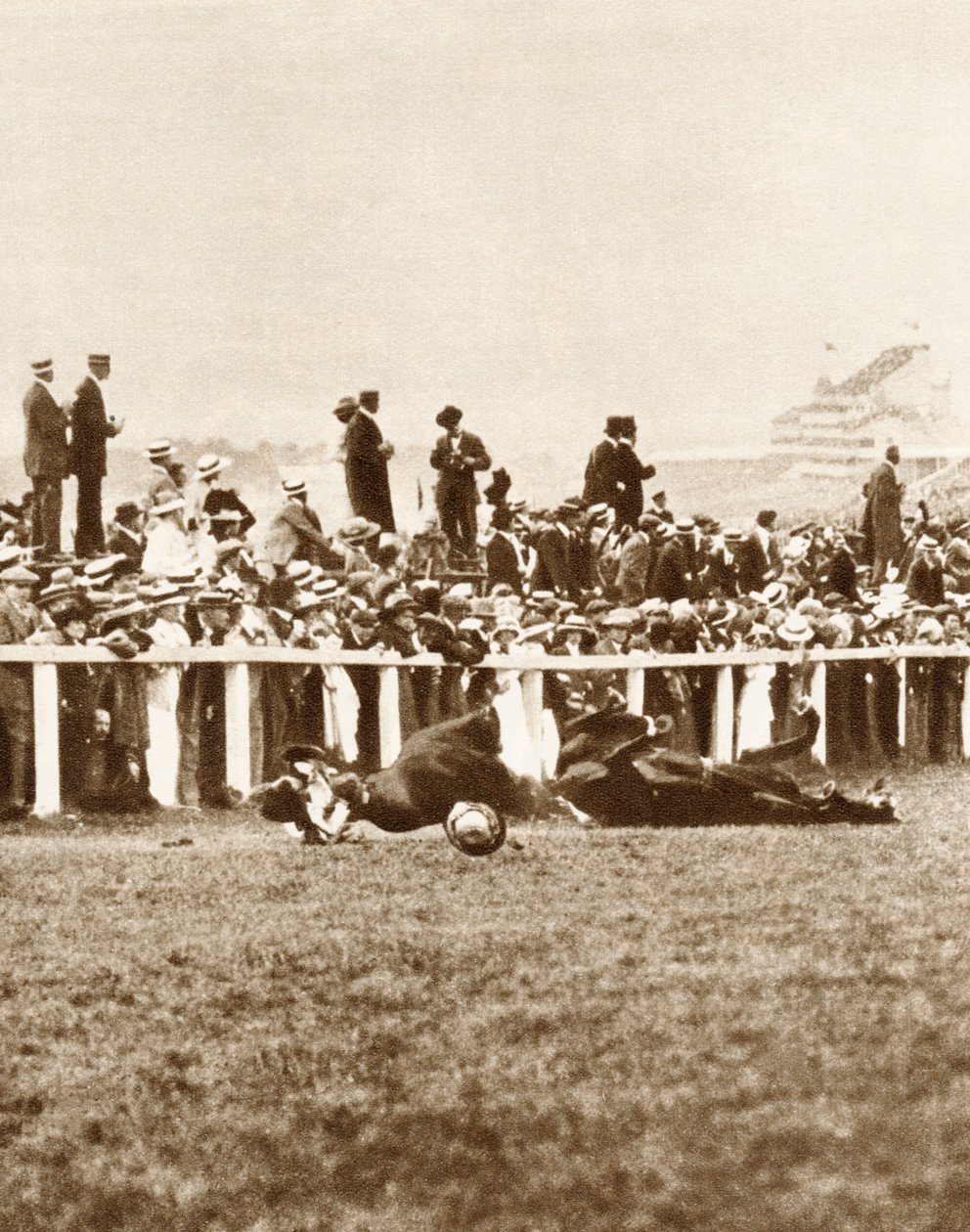 Emily Davison che si getta davanti al cavallo del re durante il Derby, Epsom, Surrey, 1913 da Unbekannt