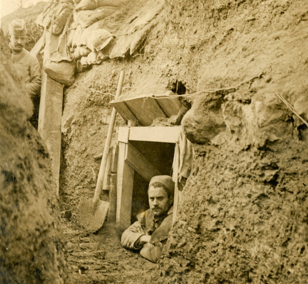 Ingresso a un rifugio scavato, c1914-c1918 da Unbekannt