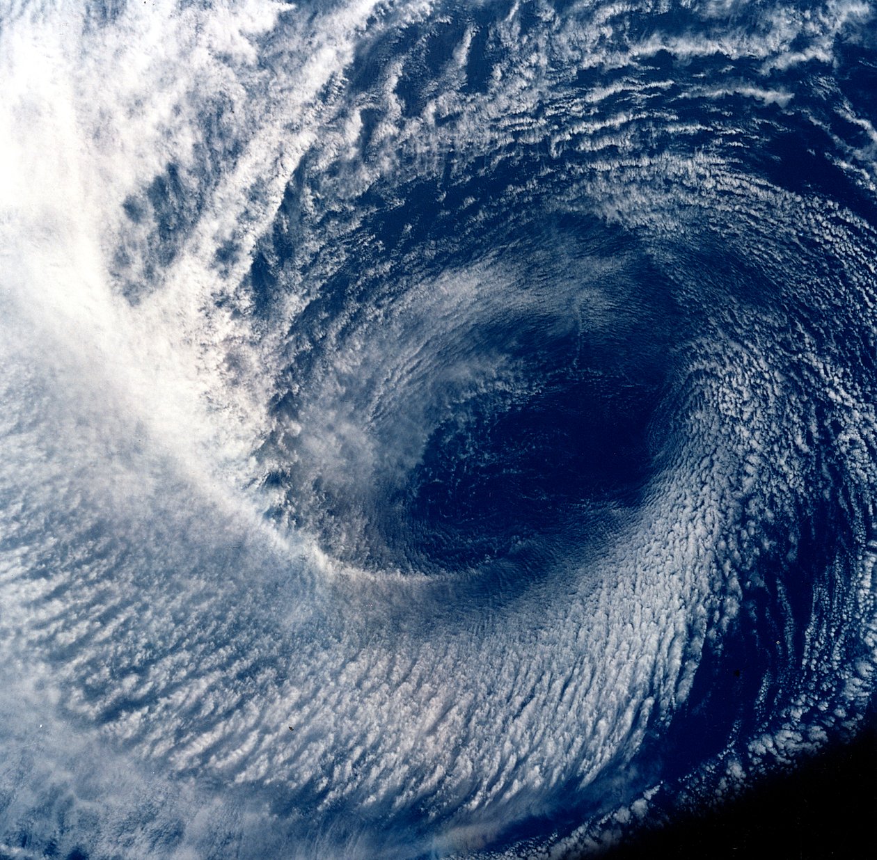 Occhio della tempesta tropicale Blanca fotografato tra il 17 e il 24 giugno 1985 da Unbekannt