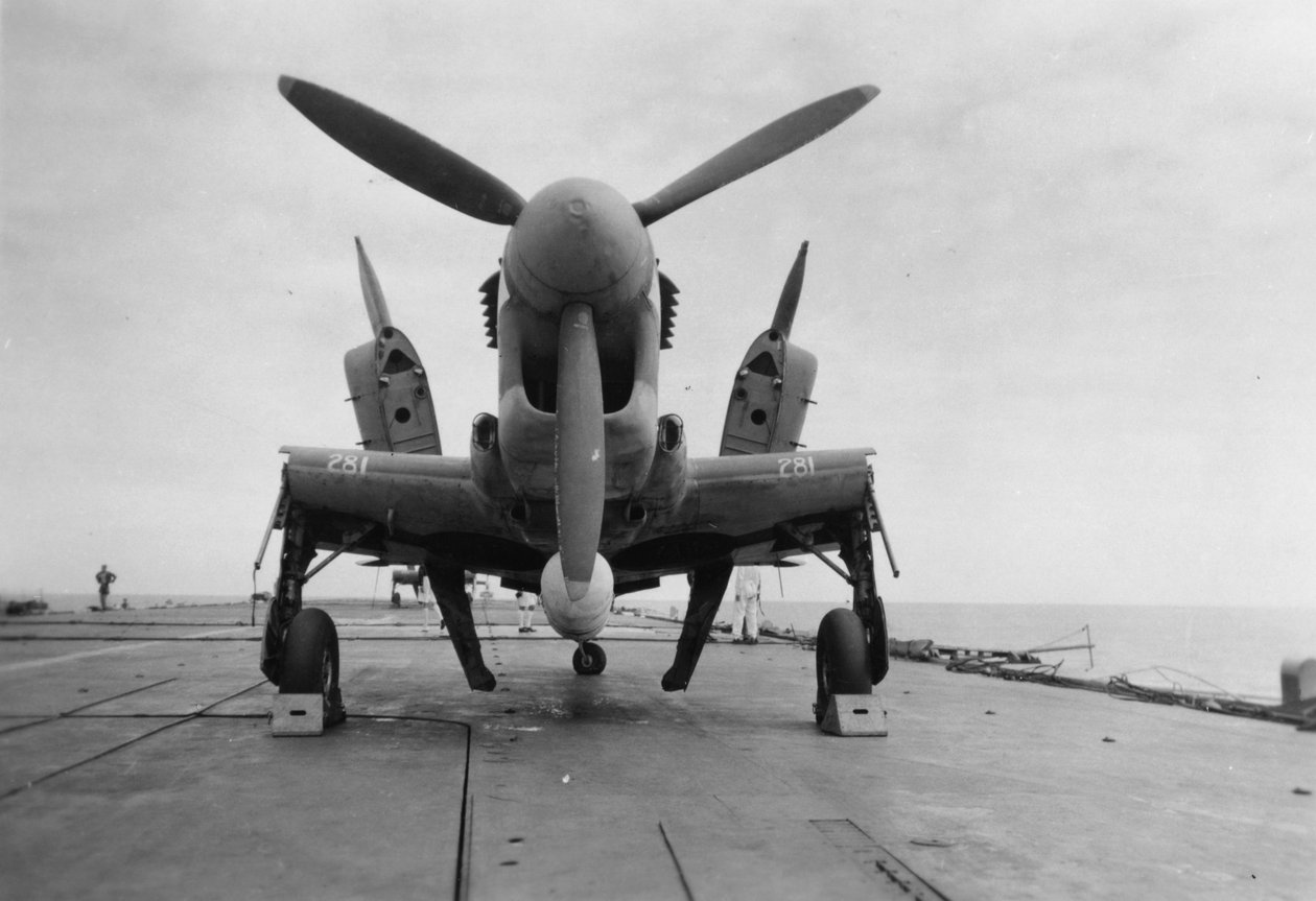 Aereo Fairey Firefly pronto per essere trasportato all