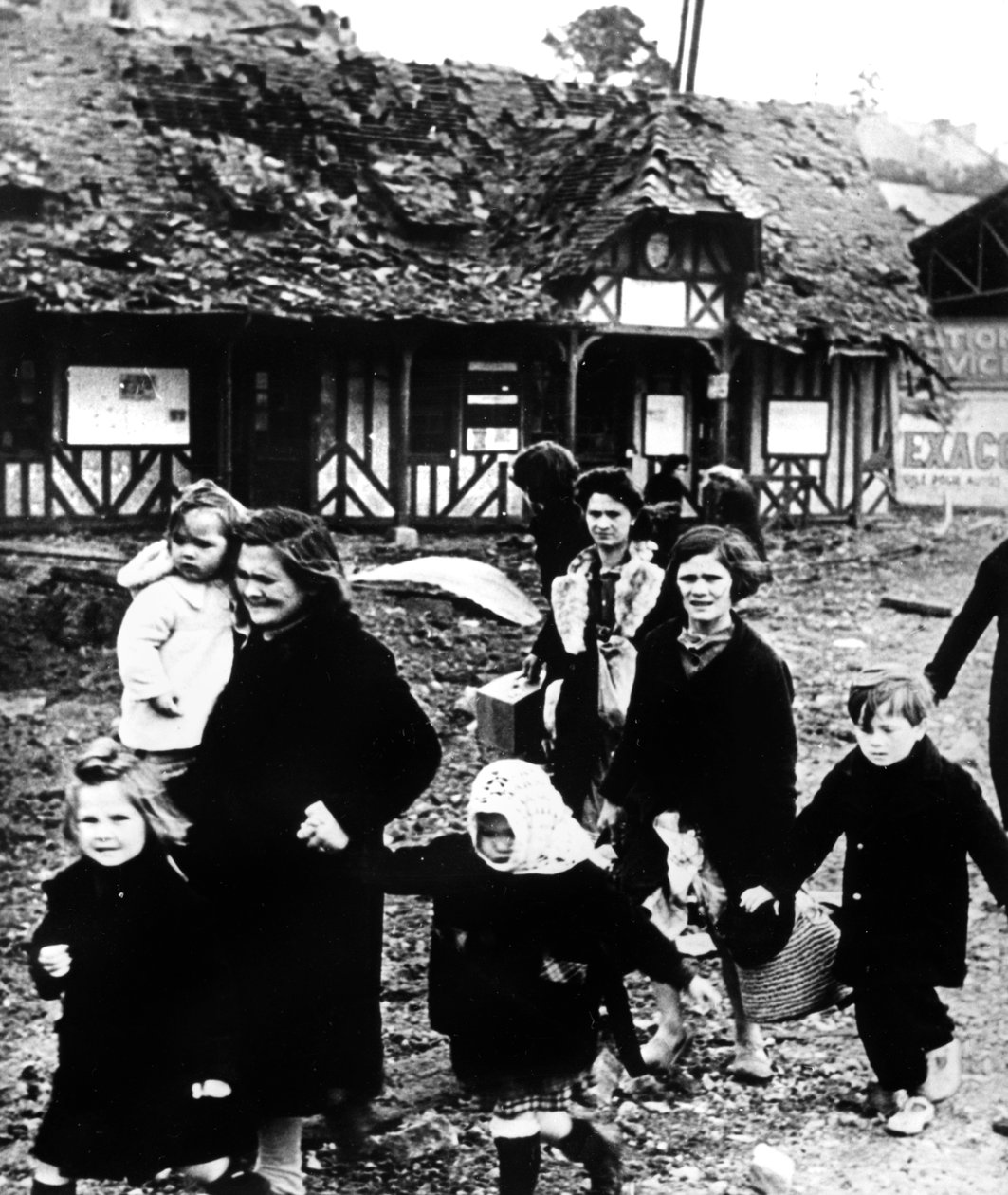 Famiglie che lasciano il loro villaggio bombardato durante lo sbarco in Normandia, Francia da Unbekannt