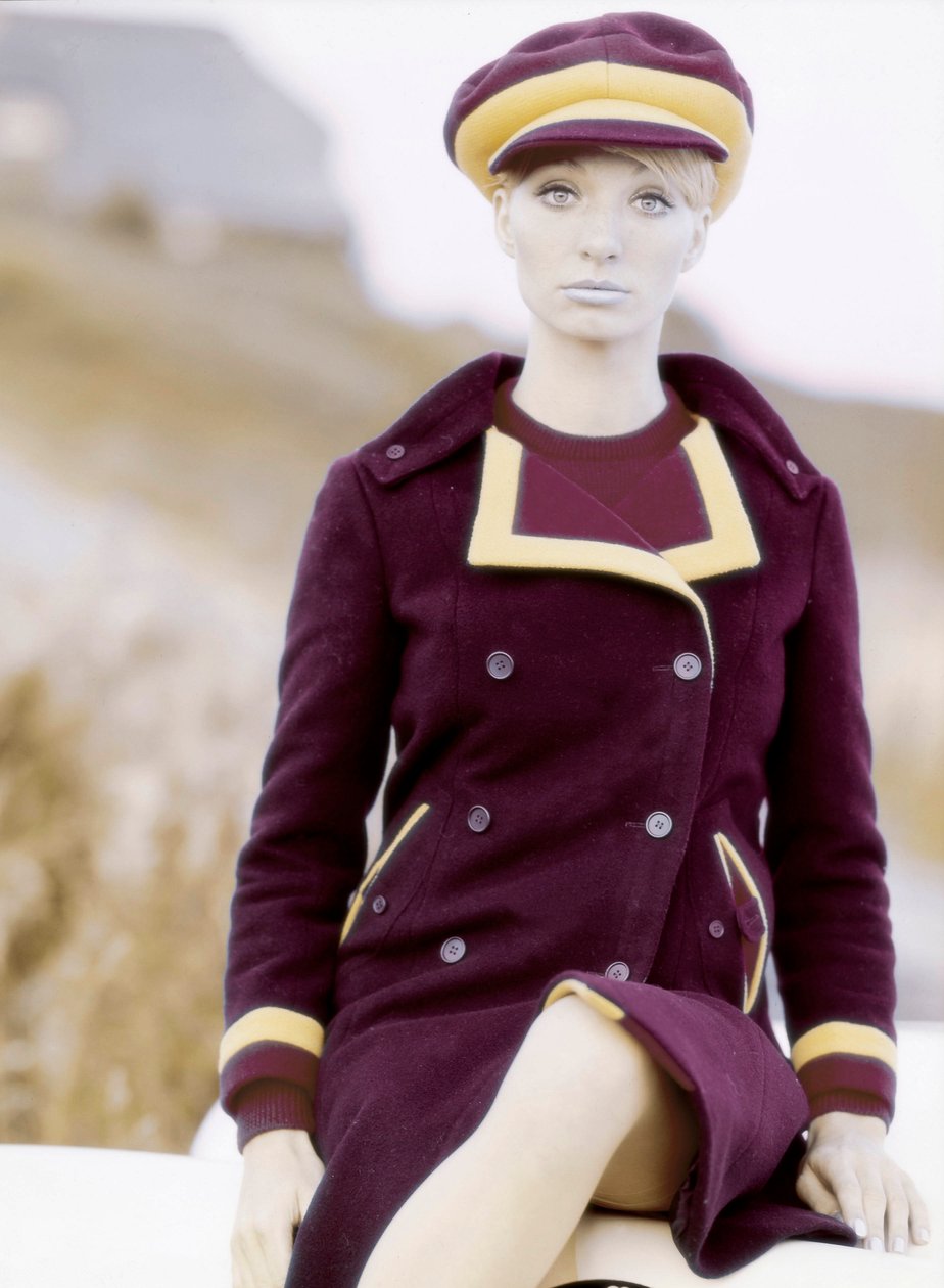 Moda: giovane donna con cappello e cappotto, fine anni 