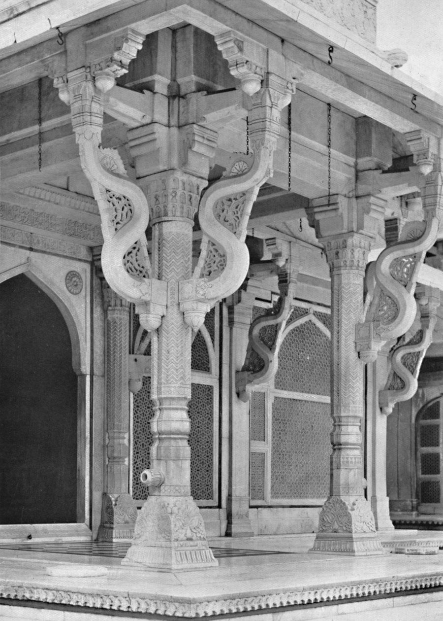 Fatehpur Sikri. Pilastri davanti alla tomba di Sheik Salem Christi, c1910 da Unbekannt