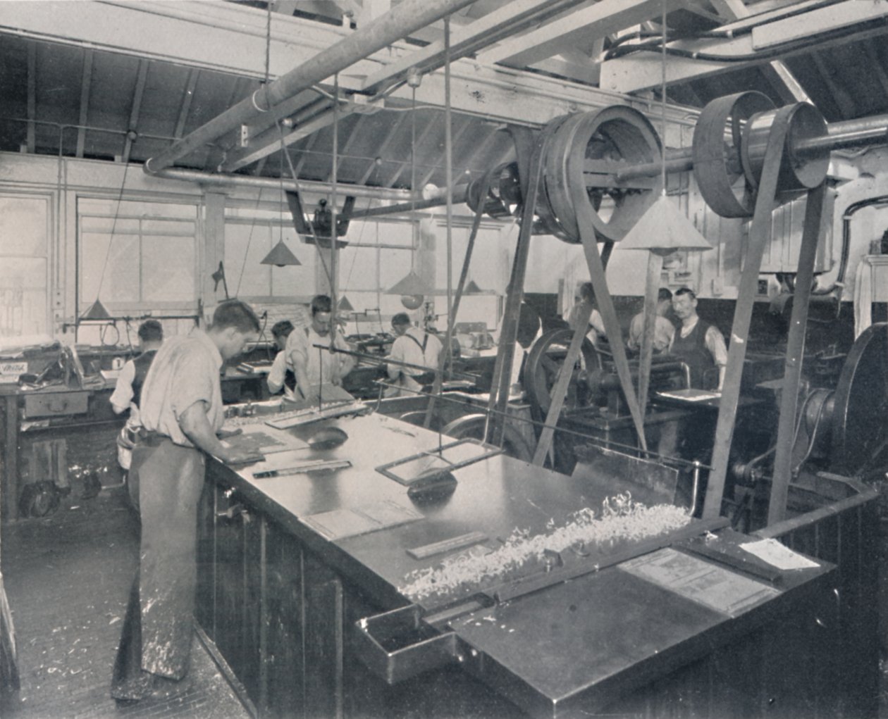 Operazioni finali nella fonderia. Rifilatura delle piastre e finitura, 1917 da Unbekannt