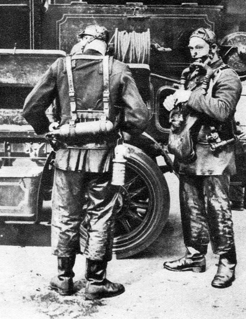 Vigili del fuoco che indossano elmetti antifumo, Farringdon Street rubber works, Londra, 1926-1927 da Unbekannt